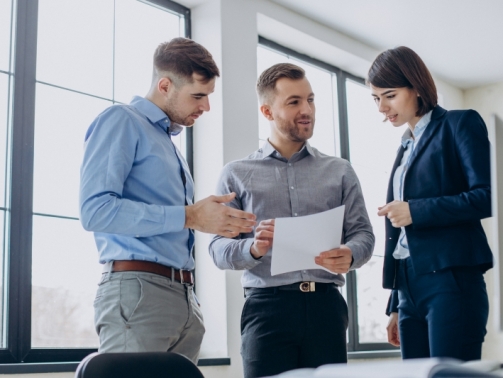 grupo-de-empresarios-trabalhando-no-escritorio